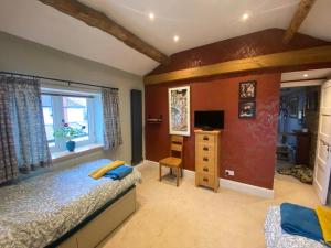Μια τηλεόραση ή/και κέντρο ψυχαγωγίας στο Silverstone Bed and Breakfast