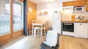 A kitchen or kitchenette at Les Huskies - 44 - Appart confort rdc - 5 pers