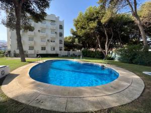 una gran piscina frente a un edificio en Tranquilo , soleado cerca de la playa, en Torremolinos