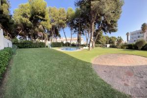 un parque con una fuente, árboles y césped en Tranquilo , soleado cerca de la playa, en Torremolinos