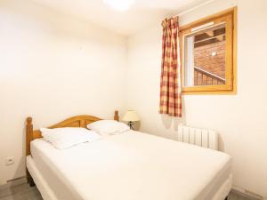 Tempat tidur dalam kamar di Les Grizzlis - 28 - Appart modernise - 4 pers