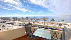 balcone con vista sulla spiaggia e sull'acqua di Rhode 2a a Roses