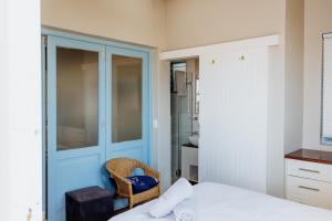Un dormitorio con una cama y una puerta azul. en Twalap, en Paternoster 48 fotos más