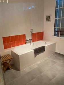 Airoux的住宿－5 Bedroom Villa, La Bastide d'Anjou, Occitanie，带浴缸的浴室,拥有橙色色调
