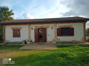 una pequeña casa con un patio de hierba delante de ella en Momon1616 Intero Chalet, en Galatina