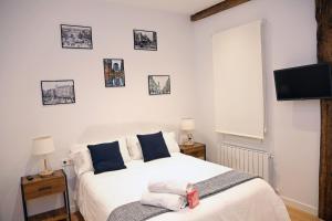 - une chambre avec un lit et des serviettes dans l'établissement Piso Moderno a 2 minutos del Casco Viejo con Parking Gratis, à Bilbao