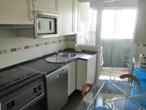 una cucina con lavandino e forno a microonde di Apartamento Pepe a Alcantarilla
