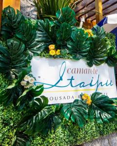 een bord dat zegt Camarillo eiland omgeven door planten bij Pousada Camarote Itaipu in Niterói