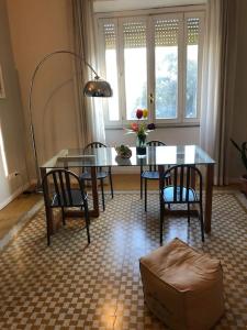 ローマにあるBoutique Apartment in Flaminio Areaのダイニングルーム(テーブル、椅子、窓付)