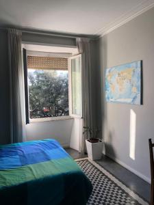 ローマにあるBoutique Apartment in Flaminio Areaのベッドルーム(ベッド1台、窓付)