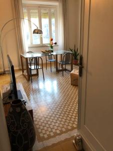 ローマにあるBoutique Apartment in Flaminio Areaのキッチン、ダイニングルーム(テーブル、椅子付)