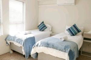 Voodi või voodid majutusasutuse Unit08 on The Eighteenth with inverter at Princes Grant Golf Estate toas
