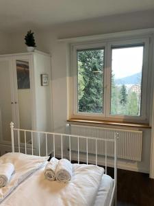 Ένα ή περισσότερα κρεβάτια σε δωμάτιο στο Beautiful flat with nice lake and mountain views