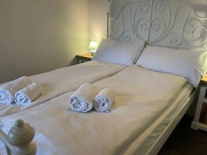 Ένα ή περισσότερα κρεβάτια σε δωμάτιο στο Beautiful flat with nice lake and mountain views