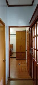 Pokój z szafą i drewnianymi drzwiami w obiekcie Tourist and Transient HOME. w mieście Sorsogon