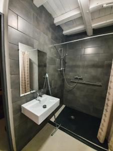 Koupelna v ubytování La Cour d'Enchère