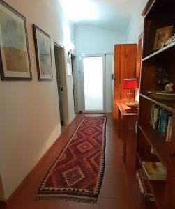 un pasillo con una alfombra en el suelo y una mesa en Touraco en Hogsback