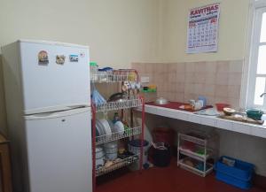 uma cozinha com um frigorífico branco e um balcão em Home Holiday em Nuwara Eliya