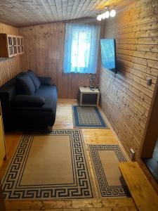 een woonkamer met een bank en een tafel bij Waldidyll in Plötzky