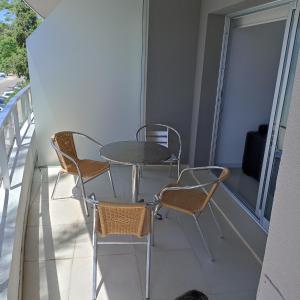 y balcón con mesa de patio y sillas. en Cerca de la brava con buenos servicios, en Punta del Este