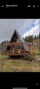 una casa que se está construyendo en un campo en Sadyba Lileya, en Verkhovyna