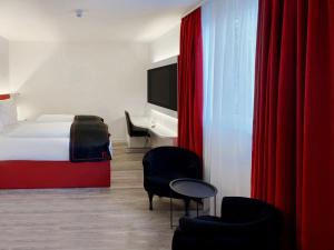 Postel nebo postele na pokoji v ubytování DORMERO Hotel Darmstadt