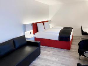 Postel nebo postele na pokoji v ubytování DORMERO Hotel Darmstadt