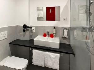 Koupelna v ubytování DORMERO Hotel Darmstadt + 16 fotografií
