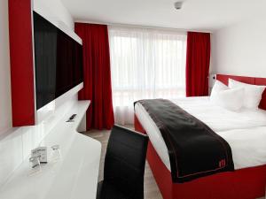 Postel nebo postele na pokoji v ubytování DORMERO Hotel Darmstadt