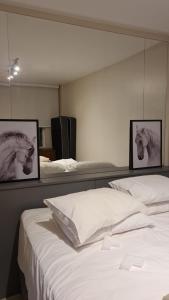 a bedroom with two pictures of horses on the wall at Condomínio Barretos Thermas Park - Flat Parque do Peão in Barretos