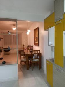 - une cuisine et une salle à manger avec une table et des chaises dans l'établissement Copacabana Beach Modern Apartments, à Rio de Janeiro