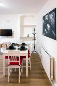 Un comedor blanco con una mesa y sillas blancas. en Stylish 2 Bedrooms Little Venice - 44, en Londres
