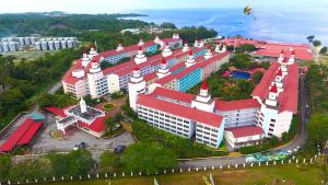 een luchtzicht op een gebouw met een vlieger in de lucht bij Lotus Desaru Beach Resort & Spa in Desaru