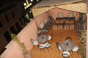 una vista aérea de un patio con mesas y sillas en Riad Marrakech Medina, en Marrakech