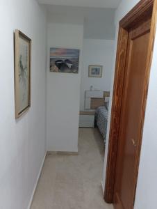 Łóżko lub łóżka w pokoju w obiekcie Torres Montecarlo Apartmento con vistas al mar