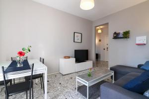 - un salon avec une table et un canapé bleu dans l'établissement PrimoPiano - Baldinucci, à Milan