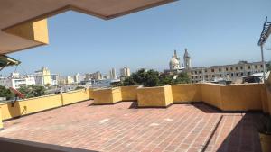 balcón con vistas a la ciudad en Hotel Danes Barranquilla, en Barranquilla