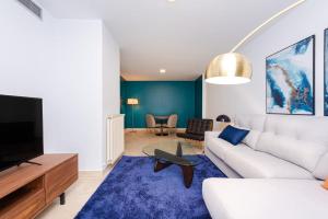 Een zitgedeelte bij Los Robles Stylish & Modern 1 Bedroom Apartment in Madrid Conde Orgaz