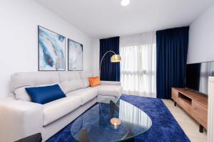 Prostor za sedenje u objektu Los Robles Stylish & Modern 1 Bedroom Apartment in Madrid Conde Orgaz