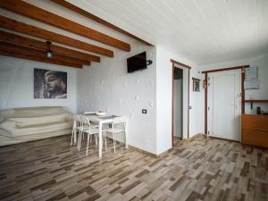 Habitación con cama, mesa y sillas. en HomeForGuest Listen to the Ocean in Tufia, en Telde