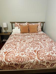 Un ou plusieurs lits dans un hébergement de l'établissement Spacious single family home close to VA and DC 5mins to MGM