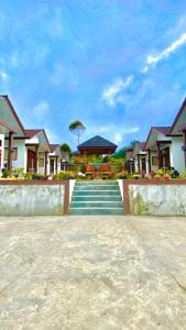 eine Reihe von Häusern mit Treppen davor in der Unterkunft Villa madinna dieng in Diyeng