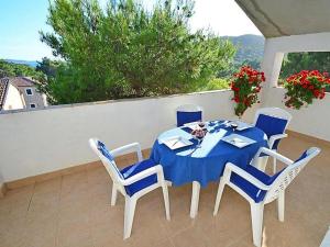 niebieski stół i krzesła na balkonie z widokiem w obiekcie Apartments Bruno w mieście Tribunj