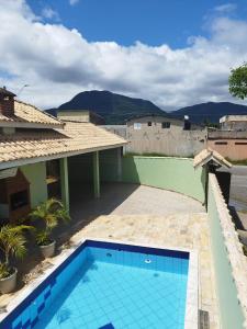 ein Pool an der Seite eines Hauses in der Unterkunft BONA CASA PERUÍBE in Peruíbe