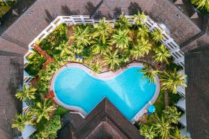 una vista aérea de una piscina en un complejo en Diani Reef Beach Resort & Spa, en Diani Beach