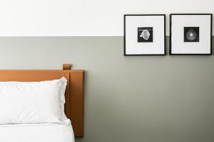 um quarto com três fotografias na parede e uma cama em Apartamentos completos ao lado da UFSC - NAVONA em Florianópolis
