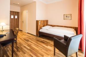 Llit o llits en una habitació de Hotel Schweizerhof Basel