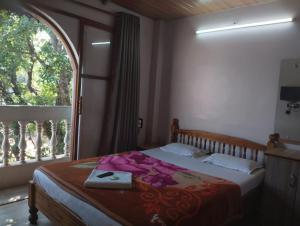 Magadh Resort ,In Fort Panhala Hotel客房内的一张或多张床位