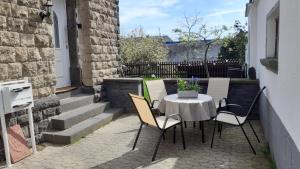 einen Tisch und Stühle auf einer Terrasse mit Treppen in der Unterkunft Ferienwohnung Am Vulkanpfad in Ettringen