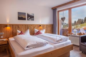 Postel nebo postele na pokoji v ubytování Hartungs Hoteldorf